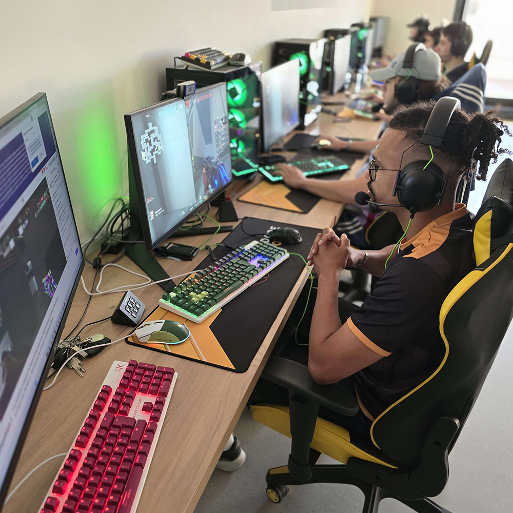 Jeunes participant à un stage esport