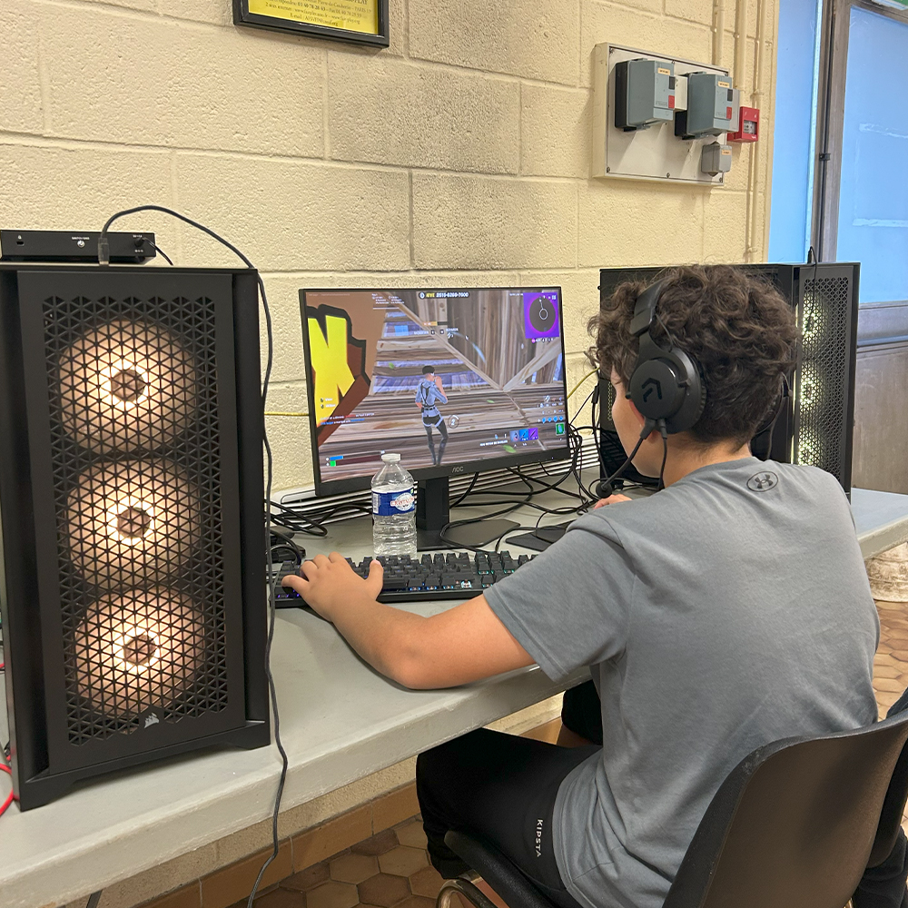 Jeunes participant à un stage esport