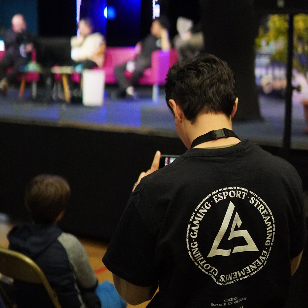 Jeunes participant à un stage esport