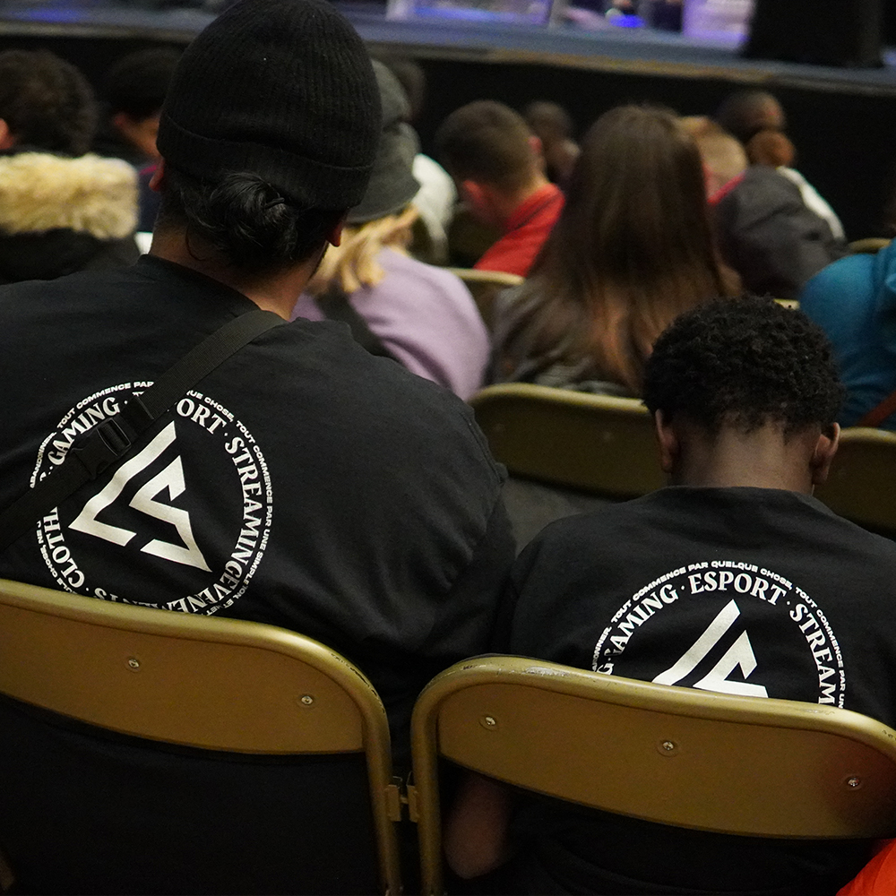 Jeunes participant à un stage esport