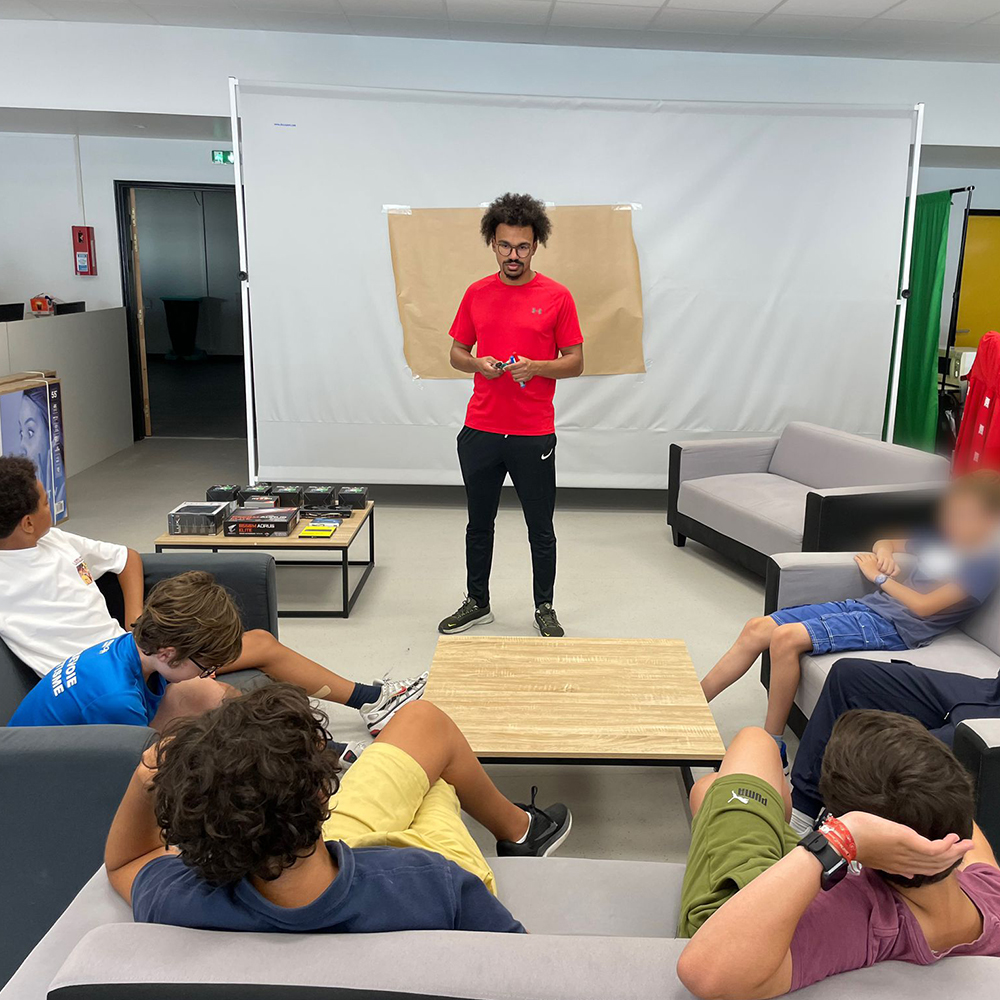 Jeunes participant à un stage esport
