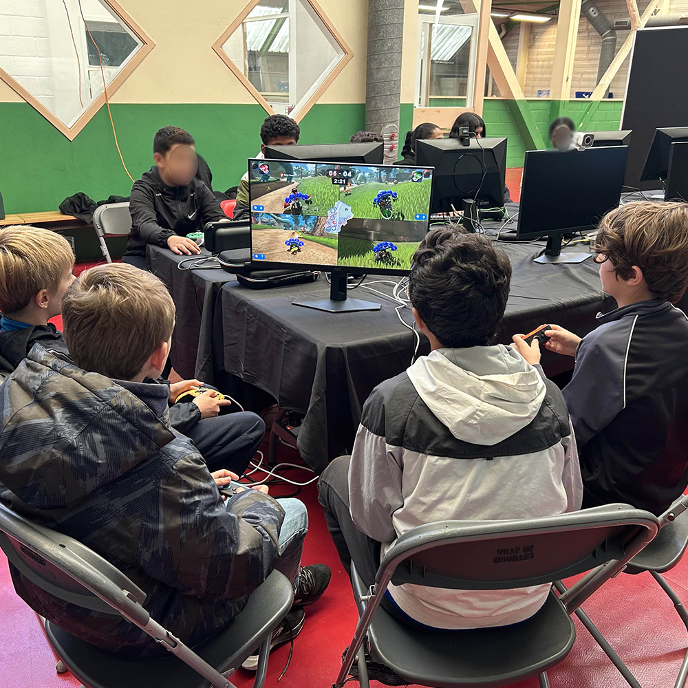 Jeunes participant à un stage esport