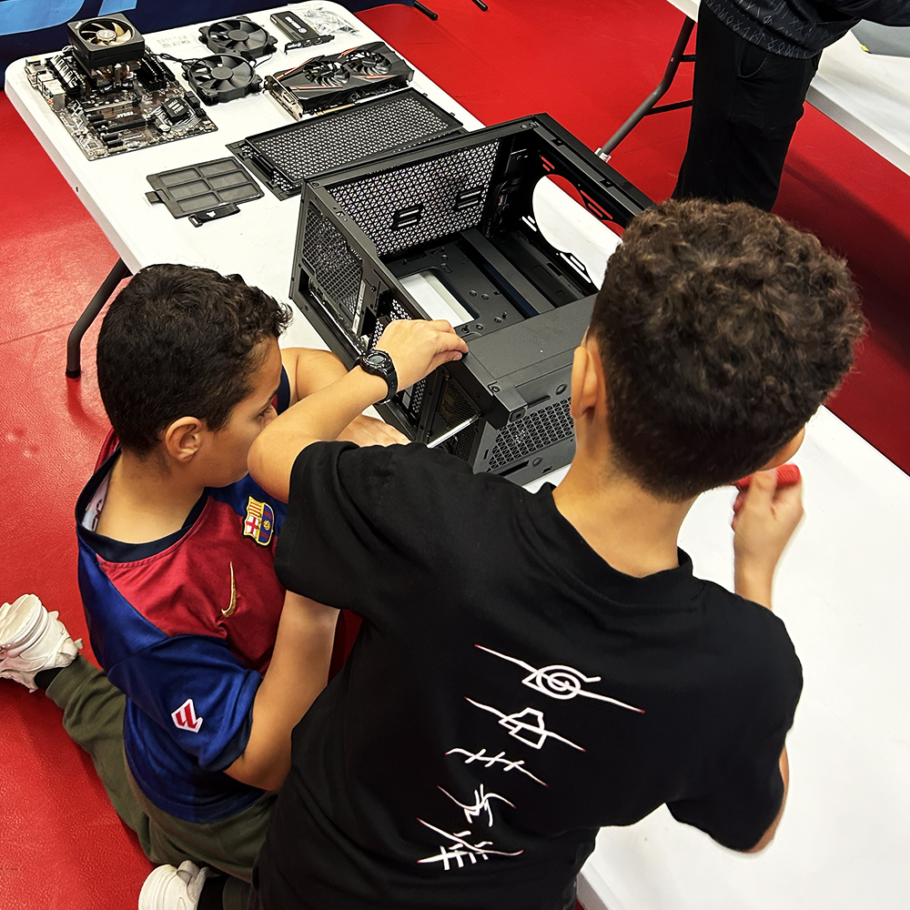 Jeunes participant à un stage esport