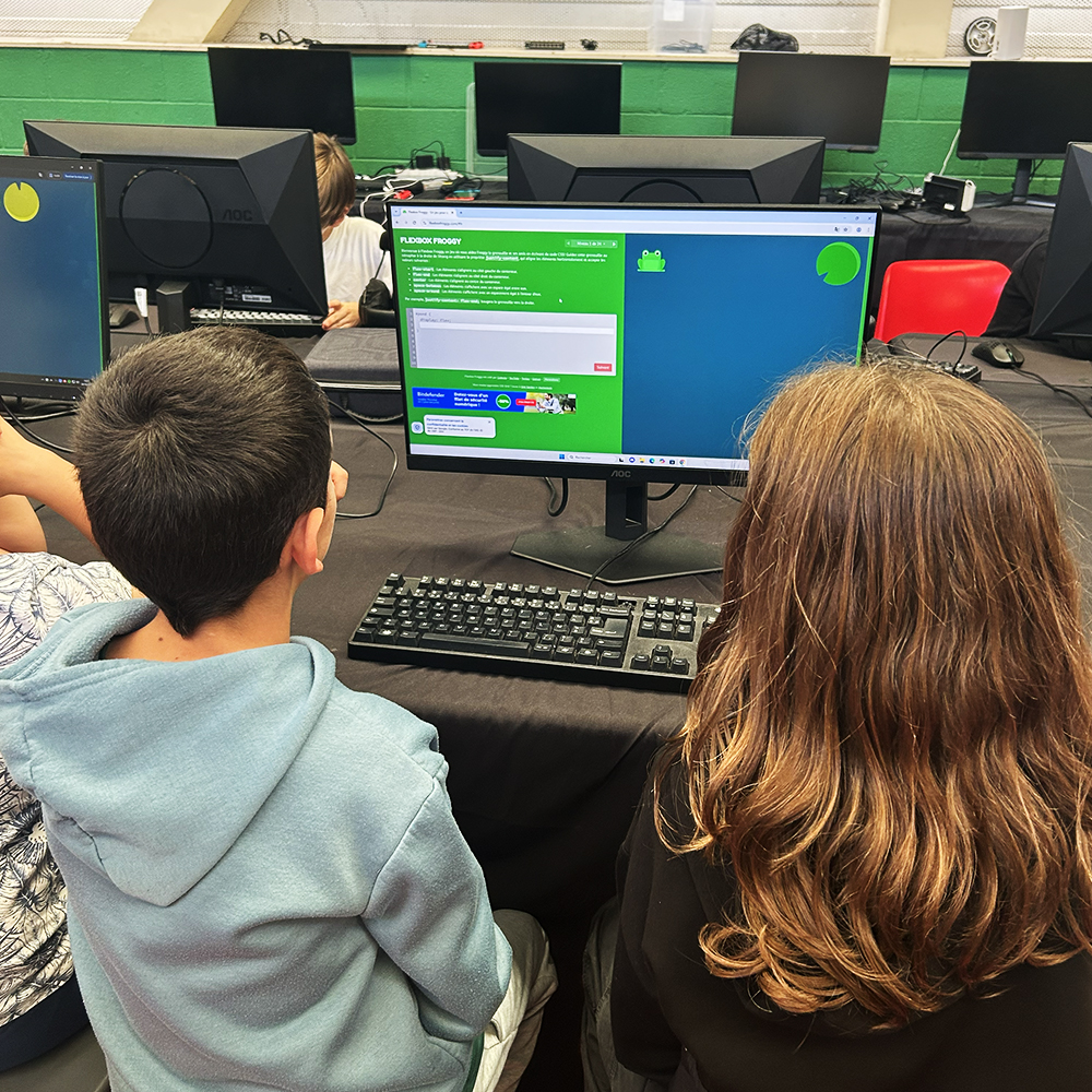 Jeunes participant à un stage esport