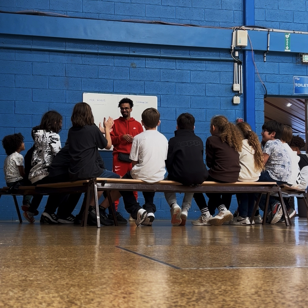 Jeunes participant à un stage esport