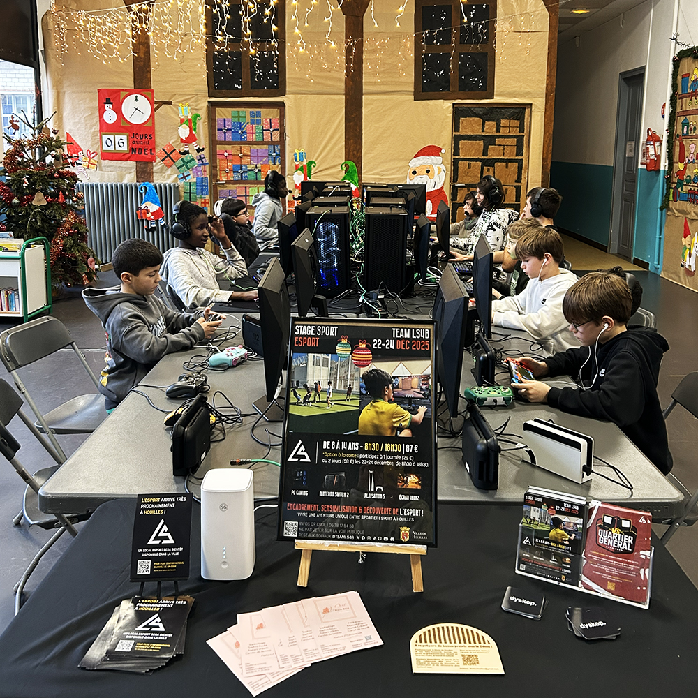 Jeunes participant à un stage esport
