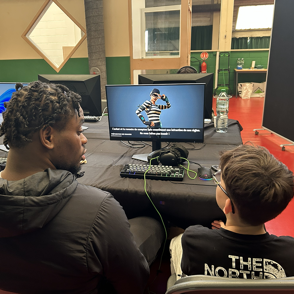 Jeunes participant à un stage esport